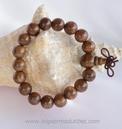 Dans ce bracelet mala, c'est le bois de l'arbre lui-même qui est utilisé pour la fabrication les perles, tournées spécialement afin de figurer des cercles concentriques symboles d'infini et d'éternel recommencement ou Samsara