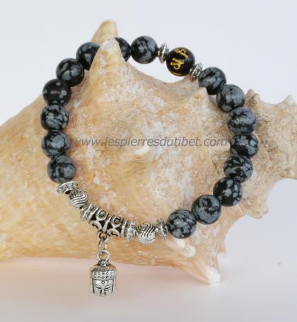 Un bracelet ethnique raffiné, racé, chargé de spiritualité, à considérer comme un talismant, grâce à ses perles de métal argenté d'inspiration bouddhique; et sa précieuse perle d'Onyx noir gravée à l'or du Mantra de bénédiction Universelle.