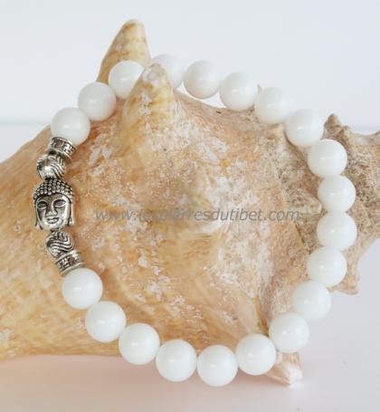 Les perles de ce bracelet raffiné sont ici accompagnées d'un portrait de Bouddha-amulette, orné de deux perles votives au motif traditionnel: métal argenté.