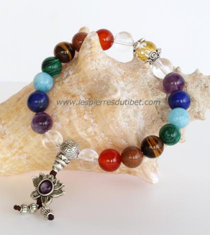 Riche bracelet-mala dédié aux sept chakras: deux séries de perles de pierres spécifiques séparées par deux ensembles de perles de Cristal de roche, l'un orné d'une perle gravée du Mantra Universel OM, et à l'opposé, d'une perle de tête typique du mala tib