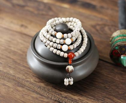 Ce collier-mala, ou rosaire bouddhiste, est d’une belle tenue  et d’un grand raffinement; L’on y remarquera les perles de comptage, bien distinctes par de petites perles plates.