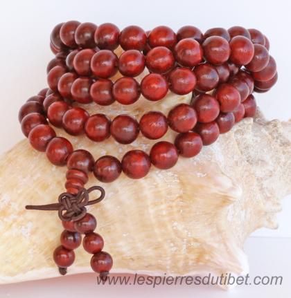 Très souvent associé à l'image du LAMA​ telle qu'on la connait depuis toujours, ce très beau chapelet de récitation des mantras est constitué de perles de Bois de santal rouge pterocarpus indicus​.