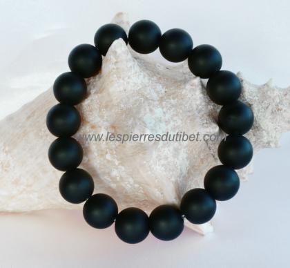 Composé de perles pierres Onyx mat, somptueux bracelet de couleur noir mat, il deviendra vite votre talisman préféré, flattant votre virilité, avec une note d'élégance discrète, propice à l'imaginaire tempéré par une promesse de stabilité.