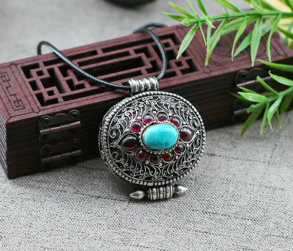 Charment Collier Pendant tibétain Grenat/Turquoise, orné d'une turquoise en son centre porte-bonheur, et des jolies perles de Grenat rouge pour le rayonnement de l’Amour et de la Compassion.
