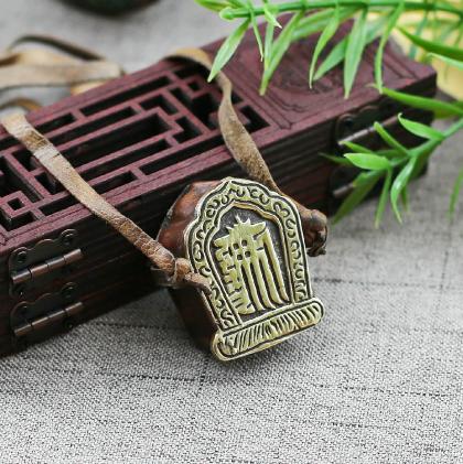 Autel Traditionnel protection tibétain Kalachakra en bronze, réalisant un motif protecteur, représentant le Kalachakra bouddhiste: signifie cycle temporel, ou la roue du temps.