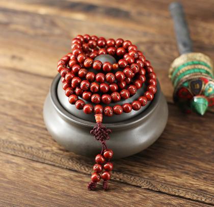 Collier mala traditionnel confectionné à partir des graines de l’Arbre Sacré Bodhi, dont on reconnaît bien ici le dessin particulier.  Il existe toutes sortes de malas, à la composition plus ou moins complexe, mais toujours destinés à la reliance au monde