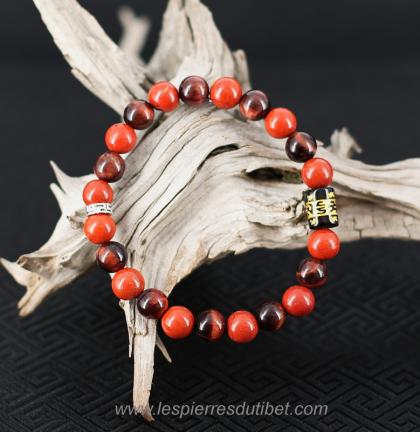 Très chaleureux bracelet énergétique d'une belle complexité: l'alternance des perles Jaspe rouge opaque et lumineux pour une présence optimiste énergisante, et le regard moiré porteur de rêve de la pierre Oeil de taureau,