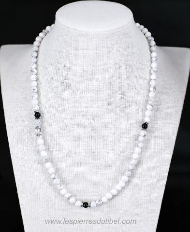 Les petites perles de la célèbre pierre Howlite joliment marbrées de gris seront un encouragement à votre détermination dans les choix à effectuer pour votre volonté du mieux-être.