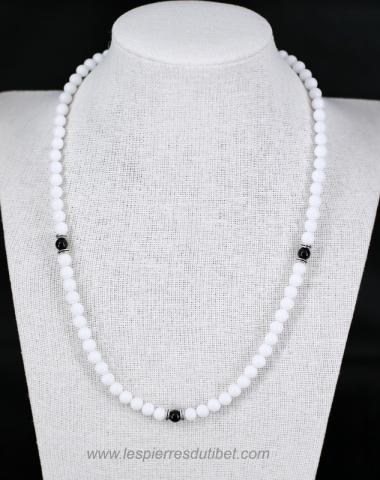 Le Jade blanc est une pierre fine, très raffinée. Une pierre d'élite. Les fines perles de ce collier très frais et lumineux sauront agrémenter et parfaire une tenue estivale, ajoutant un savant jeu de contrastes grâce à ses trois perles d'Onyx noir épaulé