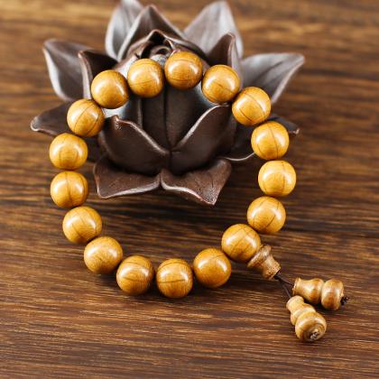 Bracelet mala de perles de bois d'Abélie foncé, d'une somptueuse simplicité. Très belles perles aux dessins caractéristiques. Convient aux personnes aspirant à une méditation sereine de haut niveau, dans l'humble refuge d'un retour à l'Essentiel.