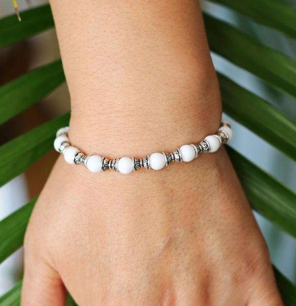 Bracelet pour femme avec perle centrale tibétaine en filigrane et perles de Jade teinté en violet bleu et blanc 