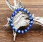 Très élégant bracelet de perles Cyanite bleue: une pierre rare à l'éclat raffiné. Surprenante par sa couleur bleu franc rappelant le saphir, alliant marbrure en camaïeu, clivages translucides et nacrés, assez inattendus.
