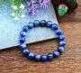 Très élégant bracelet de perles Cyanite bleue: une pierre rare à l'éclat raffiné. Surprenante par sa couleur bleu franc rappelant le saphir, alliant marbrure en camaïeu, clivages translucides et nacrés, assez inattendus.