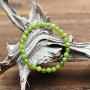 Simple et fin bracelet de perles choisies d'une variété de Jade appelée aussi Néphrite du Canada. Pierre d'un beau vert doux très légèrement moucheté.