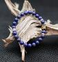 Bracelet porte-chance Lapis lazuli, élégant et précieux, ce bracelet raffiné s'inscrit dans la tradition des bracelets de protection tibétains, orné d'une perle cylindrique de cuivre argenté et d'un cylindre en Onyx gravé