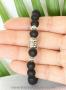Un bracelet bouddhique très masculin, sous le signe de la sérénité bienveillante. L'aspect noir mat velouté des perles d'Onyx font penser à la souplesse discrète des grands fauves, efficaces et silencieux.
