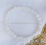 Gracieux choix de perles Pierre de lune, à la signature typiquement féminine, dans toute sa grâce et sa luminosité. Ce fin bracelet saura concrétiser votre lien à Vénus; au mystère féminin et à toute sa douce et splendide puissance.