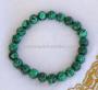 Beau bracelet de pierres de Malachite traitées, aux très belles nuances de verts: du vert vif type Véronèse au vert anglais foncé, perles soigneusement tournées, effet marbré spectaculaire.
