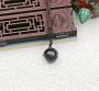 Sympathique alliance macramé de soie et grosse perle Obsidienne Œil céleste diamètre de la perle 18mm. Collier-pendentif réglable par coulissant horizontal, exécution raffinée de fins motifs de tressage traditionnel.
