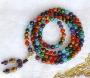 Les 7 couleurs symboliques des chakras, répétées au fil de ce ravissant mala sont une invocation supplémentaire destinée au renfort énergétique de vos propres chakras par simple association. Composé de 108 perles de pierres: