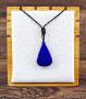 Taillé en pétale, ce bijou de précieux Lapis Lazuli Qualité AA, vous séduira par sa forte présence inspirante autant que par sa simplicité. Au travers du mythique Lapis Lazuli, les voyages mentaux prennent vite la couleur des contes des Mille-et-une Nui