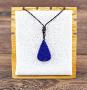 Taillé en pétale, ce bijou de précieux Lapis Lazuli Qualité AA, vous séduira par sa forte présence inspirante autant que par sa simplicité. Au travers du mythique Lapis Lazuli, les voyages mentaux prennent vite la couleur des contes des Mille-et-une Nui