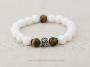 Frais bracelet estival et festif. L'élégante et lumineuse association de deux pierres de haute protection: Jade Blanc et Oeil de tigre, avec un choix de perles traditionnelles, en font un joyeux messager porteur d'ondes positives.