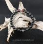Joli bracelet masculin Onyx mat orné de perles ethniques de métal argenté et deux de perles-joyau Oeil de taureau très chaleureuses.
