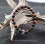 Un bracelet tendance d'une grande originalité. L'alternance les perles d'Onyx noir avec celles Oeil de taureau créent une dynamique très en rapport avec certains aspects des nombreux rituels attachés aux aspects protecteurs de la Divinité.