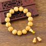 Ce bracelet-mala, est composé de grosses perles de bois sacré Biota, finement gravées de symboles traditionnels présents dans l’iconographie Bouddhiste.
